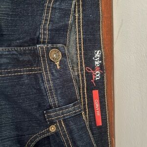 Women’s curvy stretch jeans.